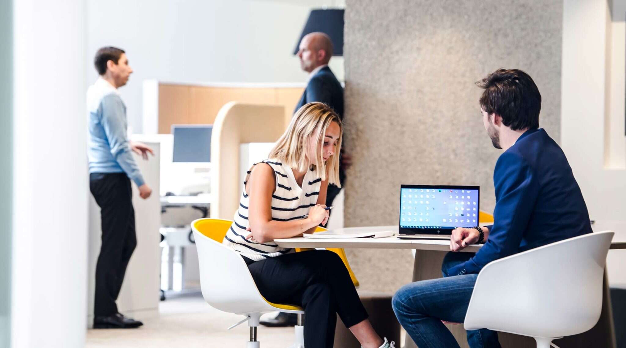 Des collaborateurs de Belcenter dans un bureau devant un PC avec les services Microsoft 365 en Belgique