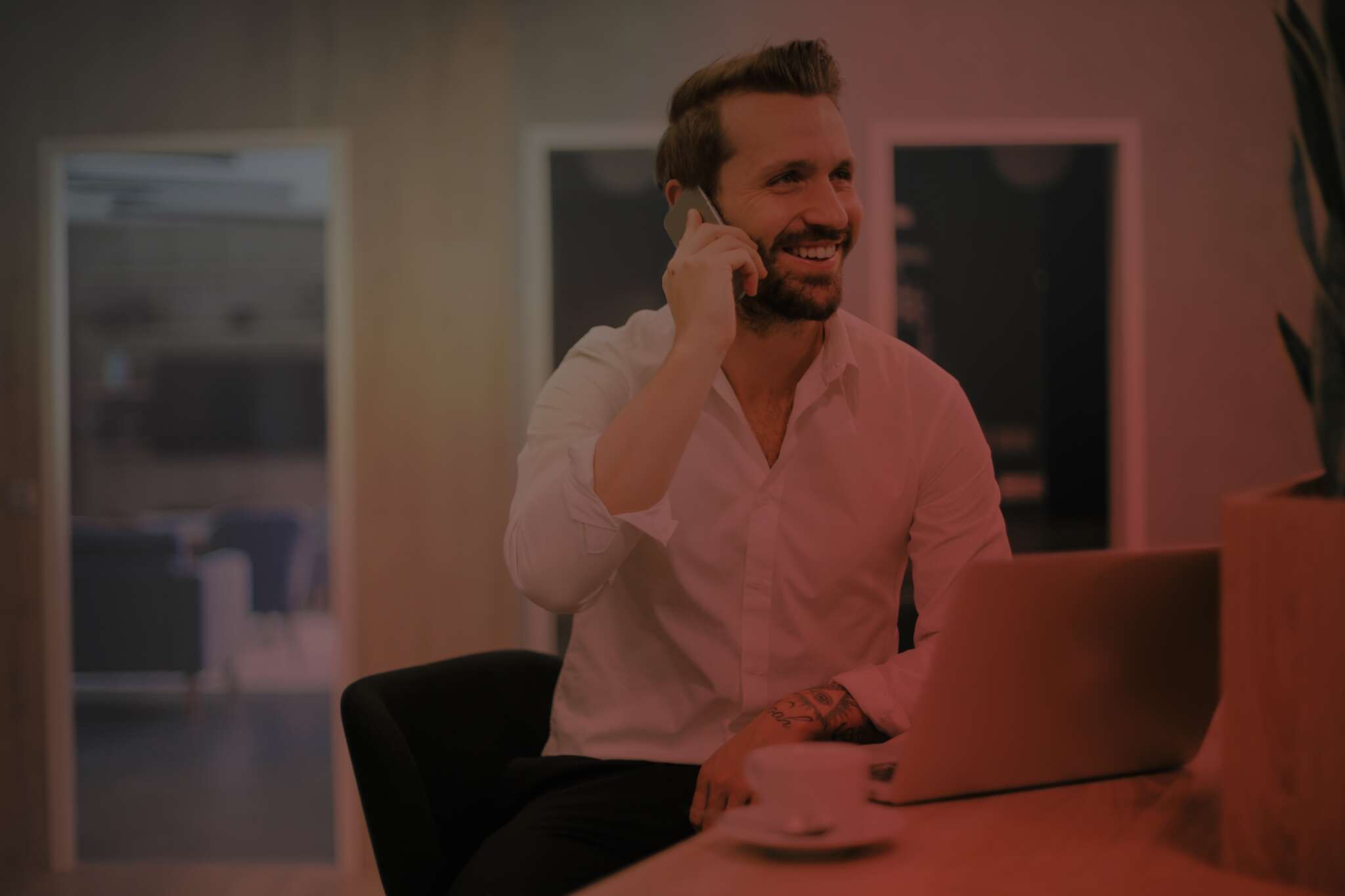 Un patron de PME belge utilise la solution de Cloud Phone de Belcenter sur son ordinateur et son iPhone