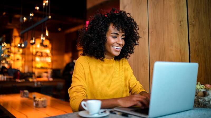 Une femme utilise les applications microsoft 365 sur un ordinateur Windows dans une entreprise avec Belcenter en Belgique