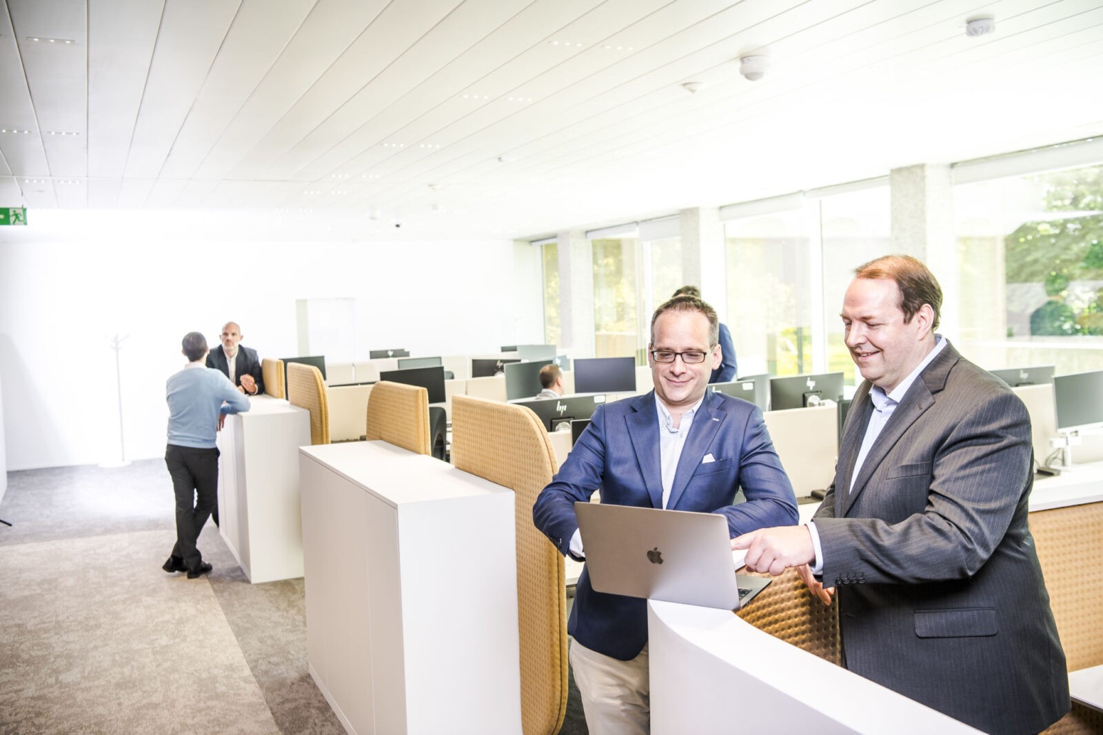 Les locaux de Belcenter avec dans le fond des employés, Nicolas Breuer à gauche et Frédéric Boseret à droite les 2 fondateurs de l'opérateur télécom B2B
