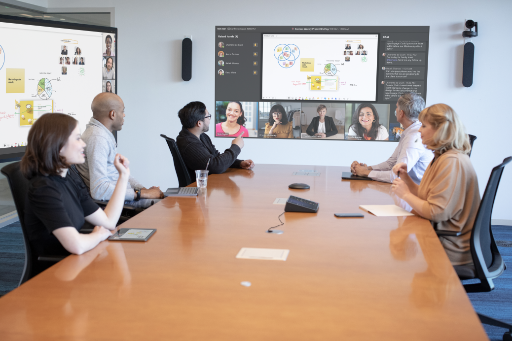 Une équipe fait une réunion sur Teams avec Microsoft 365 et la fibre optique de Belcenter