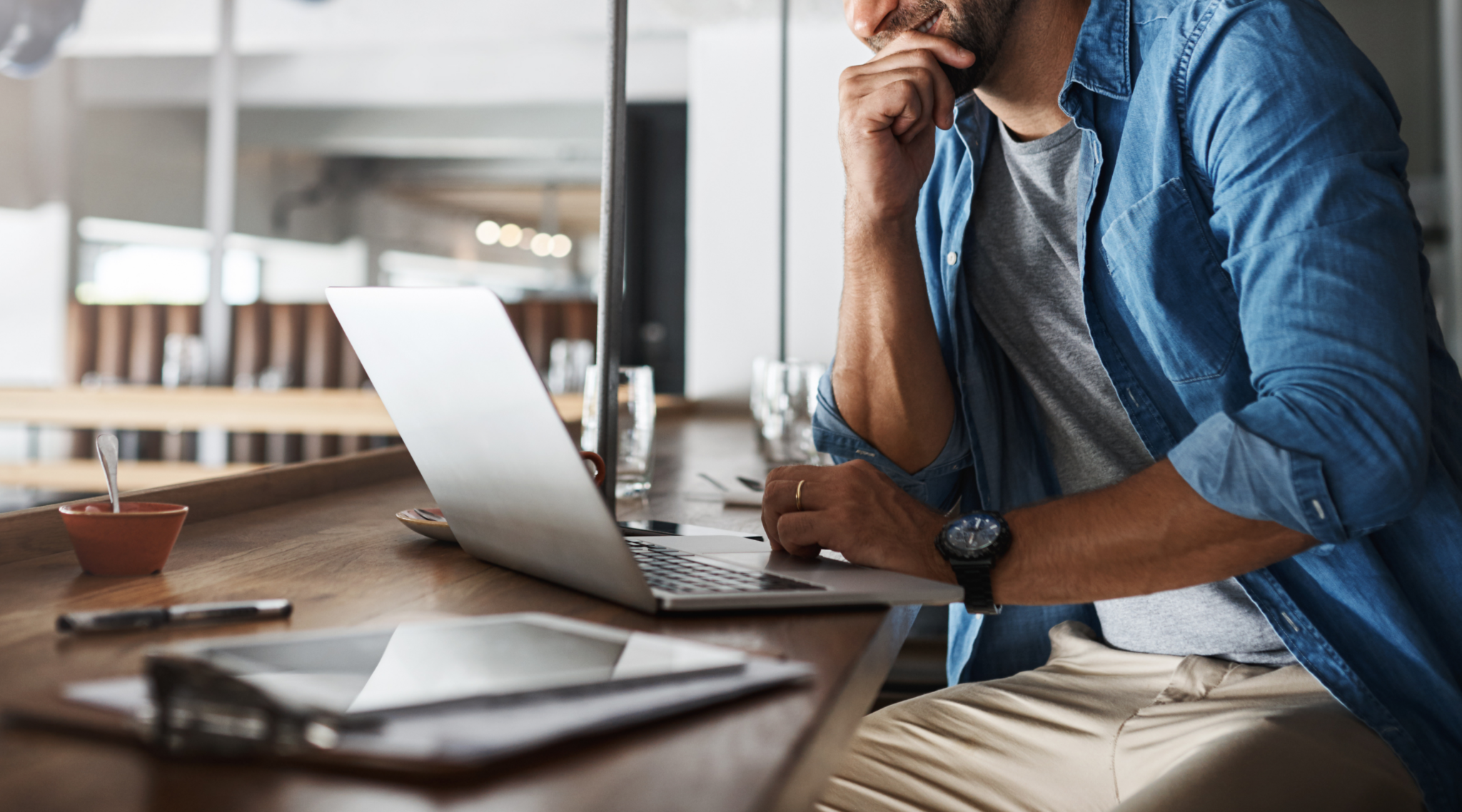 Un professionnel sur son ordinateur portable dans un bureau connecté par Belcenter en fibre optique